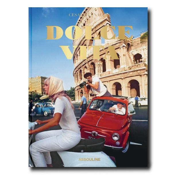 Das Cover des Buches „Dolce Vita“ zeigt eine Szene vor dem Kolosseum in Rom.
