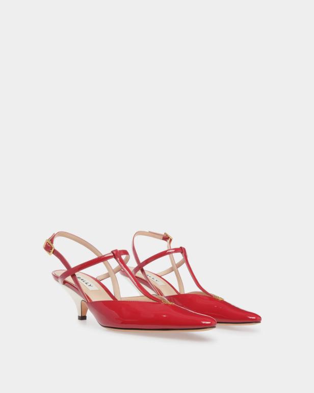 Ein Paar rote Lackleder-Pumps der Marke Bally mit T-Riemen.
