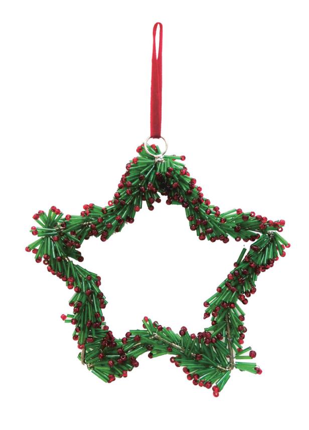 Ein sternförmiger Weihnachtsschmuck aus grünen und roten Perlen hängt an einem roten Band.