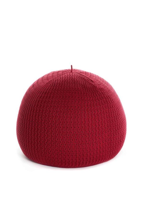 Ein runder, rot gestrickter Pouf steht auf einem weißen Hintergrund.