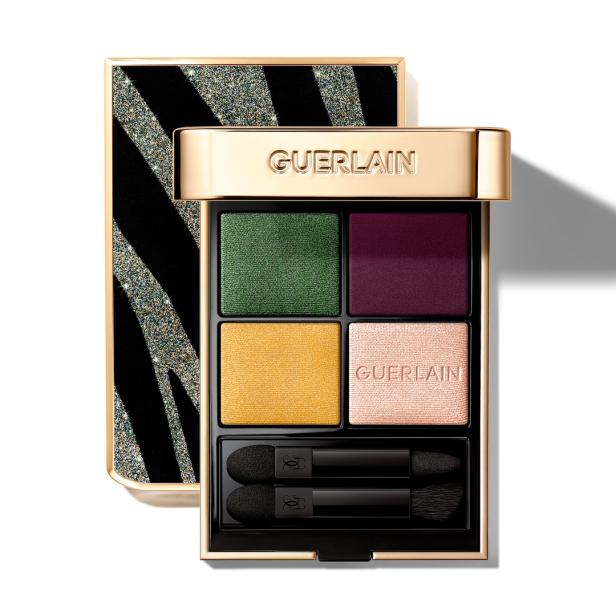 Eine Lidschattenpalette von Guerlain mit vier Farben und Applikatoren.