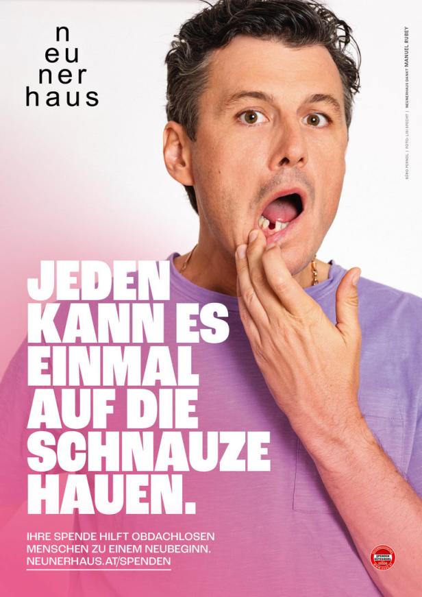 Ein Mann mit Zahnlücke hält sich an die Wange; Werbung für das Neunerhaus.