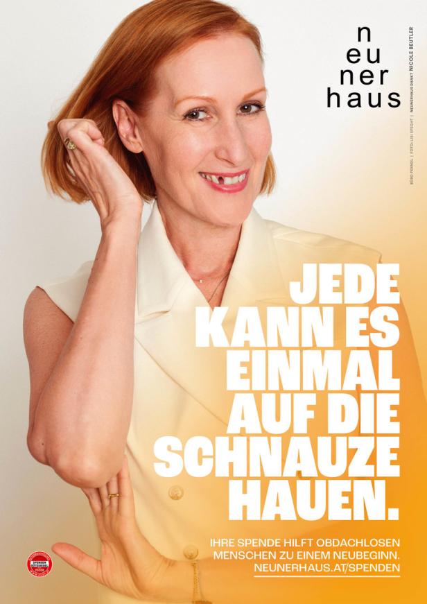 Eine lächelnde Frau mit rotem Haar wirbt für eine Spendenaktion des Neunerhauses.