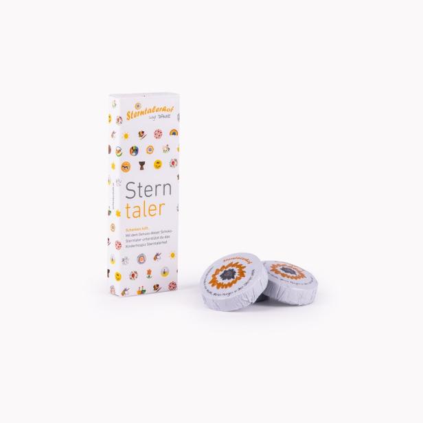 Eine Packung „Sterntaler“-Schokoladen und zwei einzeln verpackte Schokoladenstücke.