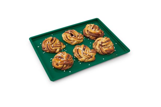 Sechs Zimtschnecken auf einem grünen Tablett, bestreut mit Hagelzucker.