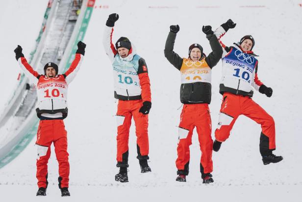 OLYMPISCHE SPIELE PEKING 2022: SKISPRINGEN MÄNNER/ TEAMBEWERB: KRAFT (AUT)/ HUBER (AUT)/ HOERL (AUT)/ FETTNER (AUT)