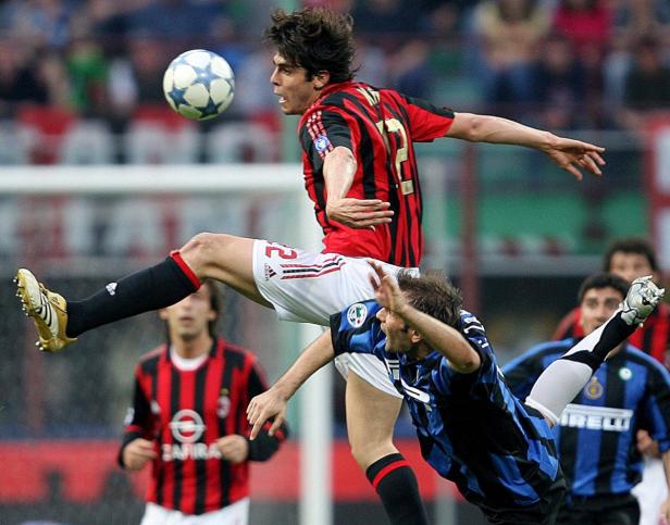 Fußballspieler Kaká springt, um einen Ball zu spielen.