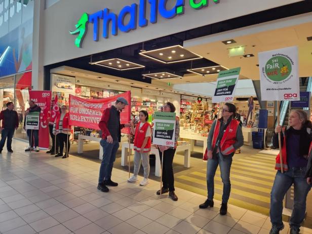 Handelsansgestellte starteten Warnstreiks - Ausweitung steht bevor