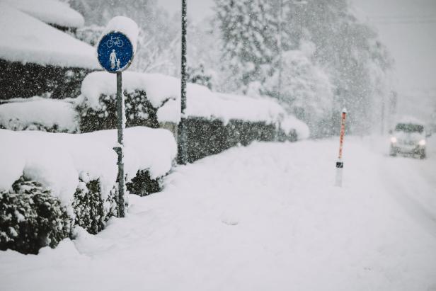 Tief verschneite Gehsteige und Straßen in Salzburg