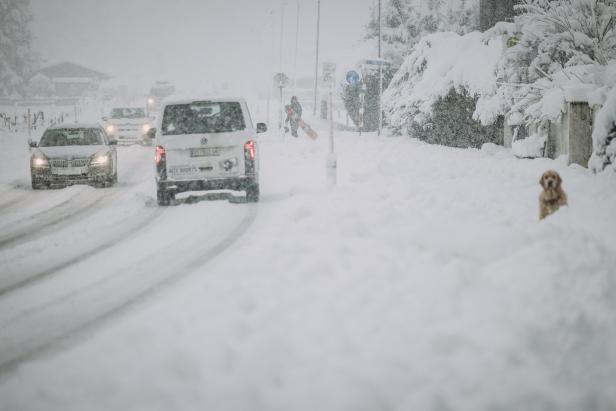 Heftiger Schneefall sorgt für Behinderungen auf Salzburgs Straßen.