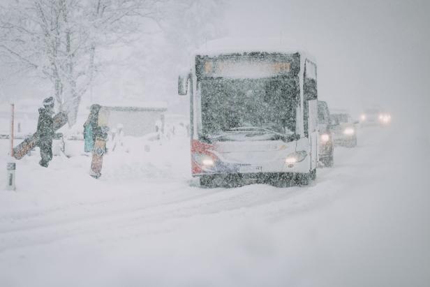 Öffentlicher Verkehr im Schneegestöber in Salzburg