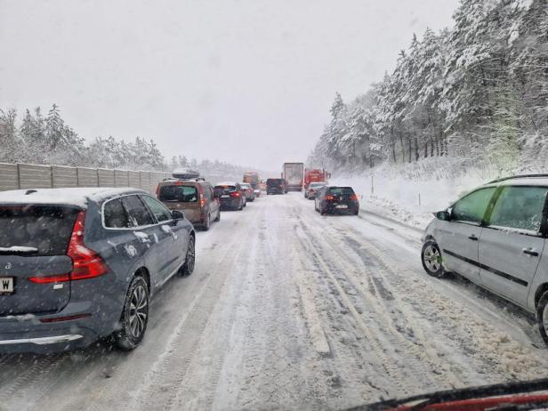 Mit Schneeketten ins Skigebiet: Wann muss man sie mitführen? Wann muss man sie anlegen?