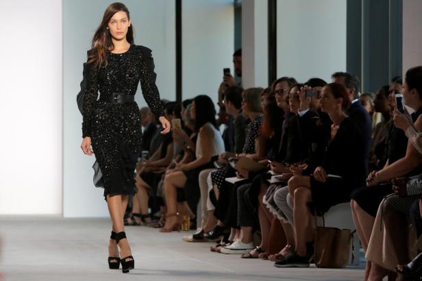 Bella Hadid läuft in einem schwarzen, paillettenbesetzten Kleid über den Laufsteg.