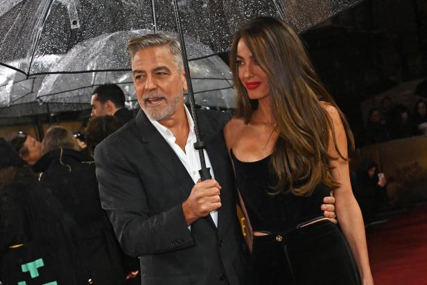  Verliebter Auftritt in London, bei dem George Clooney für Amal den Retter spielte