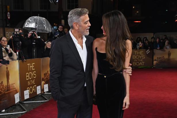  Verliebter Auftritt in London, bei dem George Clooney für Amal den Retter spielte