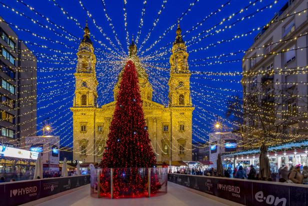 Die St.-Stephans-Basilika in Budapest mit Weihnachtsbaum und festlicher Beleuchtung.