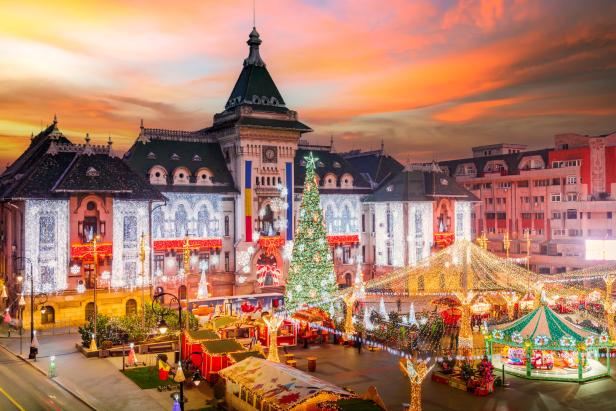 Das Rathaus von Iași, Rumänien, ist weihnachtlich geschmückt.