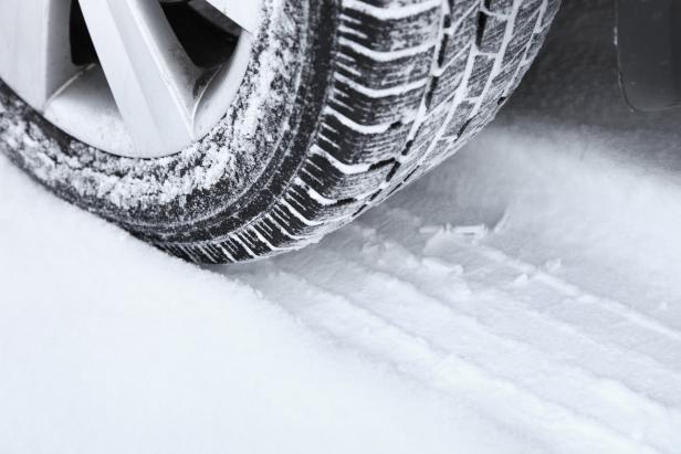 Fahren auf Schnee und Eis: Was Autofahrer jetzt wissen müssen
