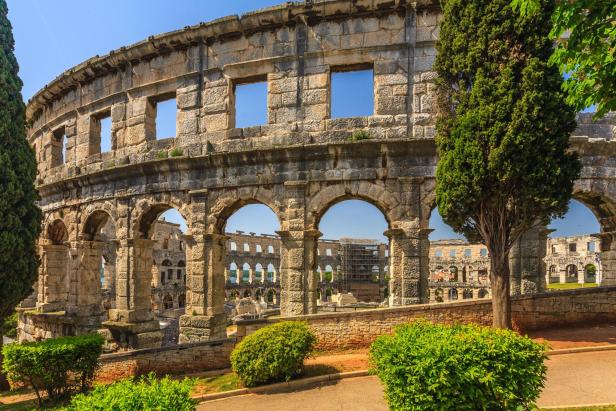 Das Amphitheater von Pula, Kroatien, an einem sonnigen Tag.