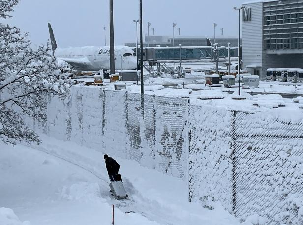 Winter-Chaos in Bayern: Kein Flugbetrieb, gestrandete Passagiere, Züge fallen aus