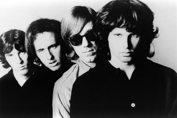 Schwarzweißporträt der Band The Doors.