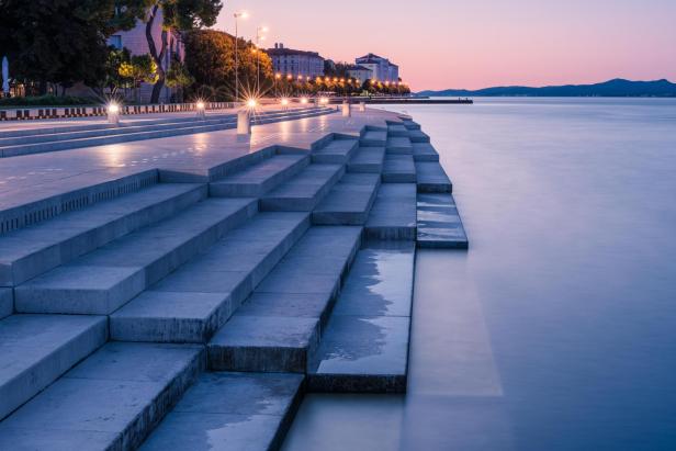 Die Uferpromenade von Zadar in Kroatien bei Dämmerung.