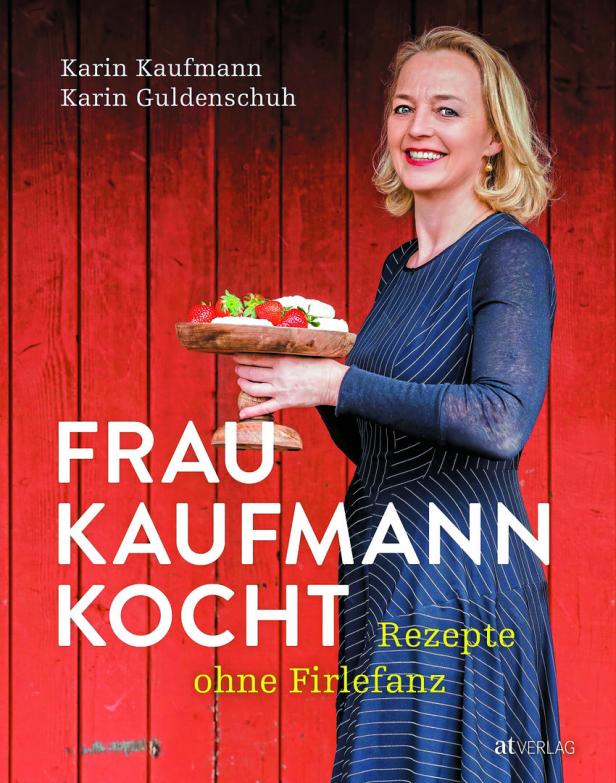 Das Cover des Kochbuchs „Frau Kaufmann kocht“ mit Karin Kaufmann, die Erdbeeren und Käse präsentiert.
