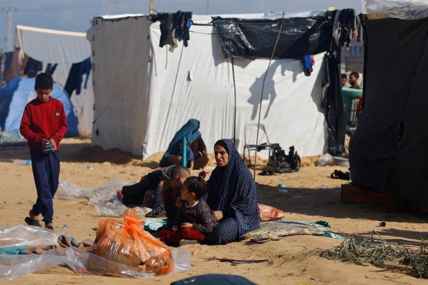 Eine palästinensische, aus dem Norden geflüchtete Familie in einem Camp in Rafah im Süden des Gazastreifens.