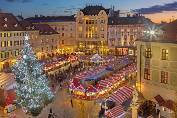 Der Weihnachtsmarkt auf dem zentralen Platz in der Altstadt von Bratislava.