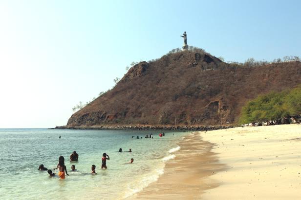 Bucht östlich von Dili mit dem siebzehn Meter hohen „Cristo Rei“