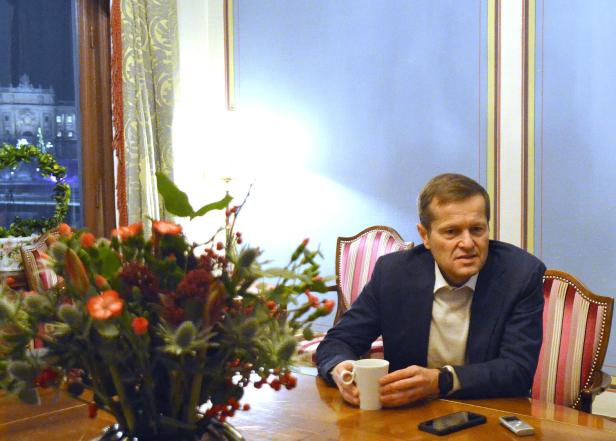 Nobelpreisträger Ferenc Krausz sitzt an einem Tisch mit einer Tasse.