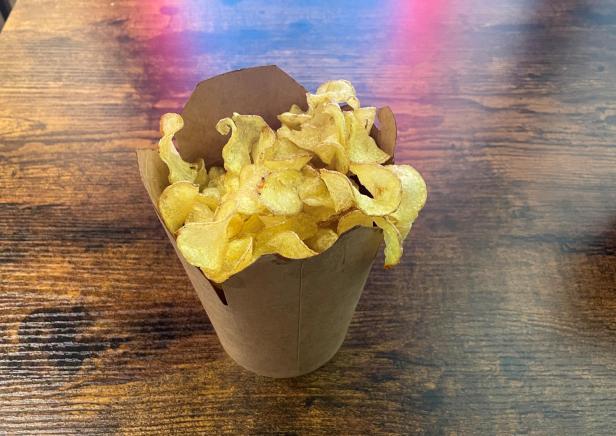 Die frischen Kartoffel-Chips direkt aus der Fritteuse