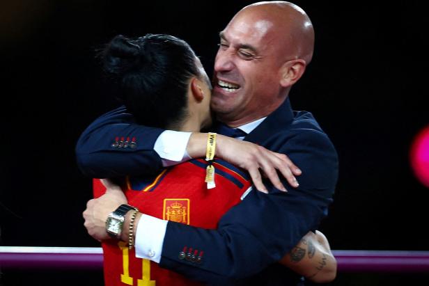Rubiales umarmt Hermoso bei der WM-Siegerehrung