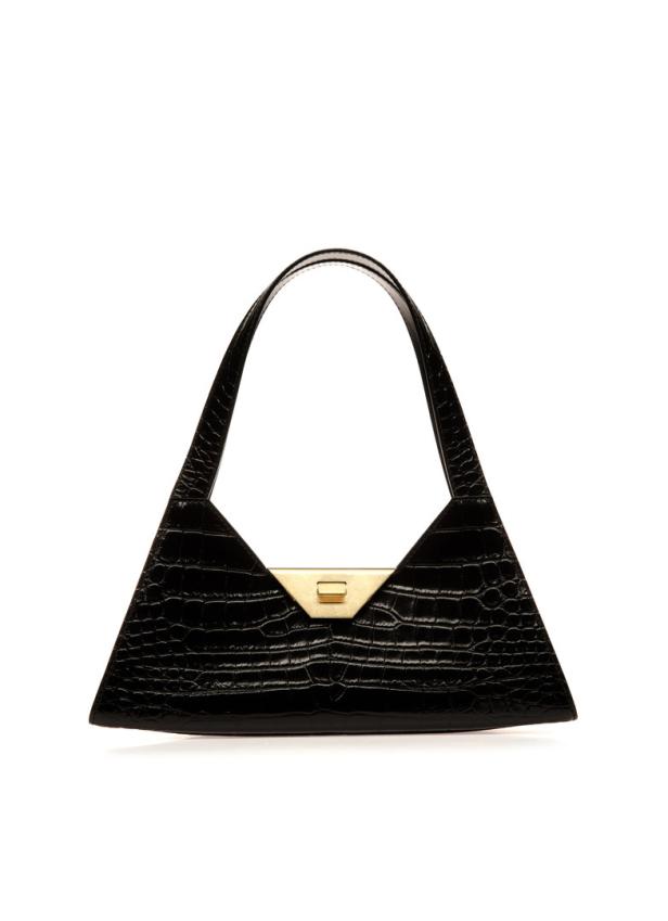 Eine schwarze, dreieckige Handtasche mit goldfarbenem Verschluss.