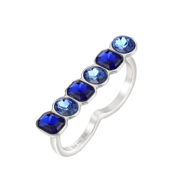 Ein silberner Ring mit abwechselnd hell- und dunkelblauen Steinen.