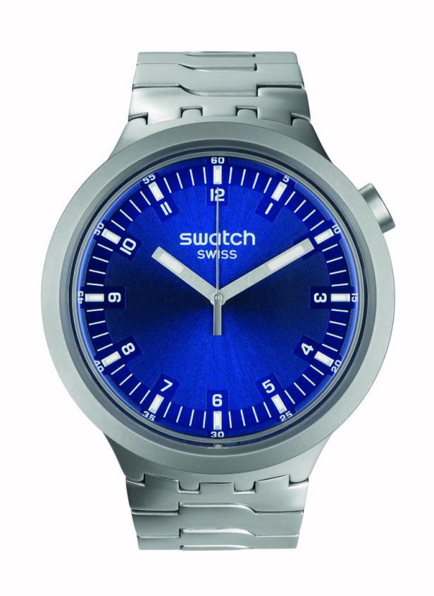 Eine silberne Swatch-Uhr mit blauem Zifferblatt.