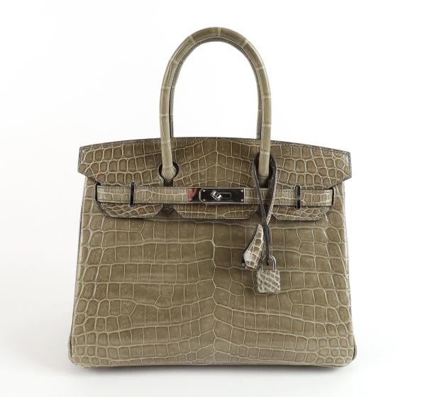 Eine graue Birkin Bag aus Krokodilleder von Hermès.