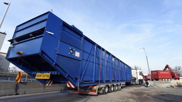 Schwertransporter blieb beim Knoten Prater stecken