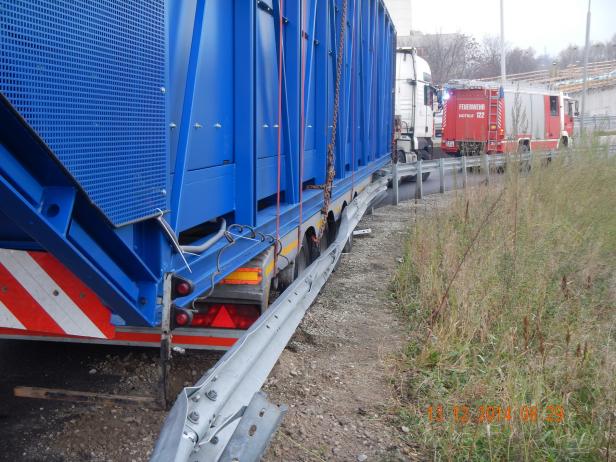 Schwertransporter blieb beim Knoten Prater stecken