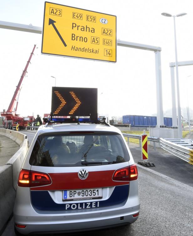 Schwertransporter blieb beim Knoten Prater stecken