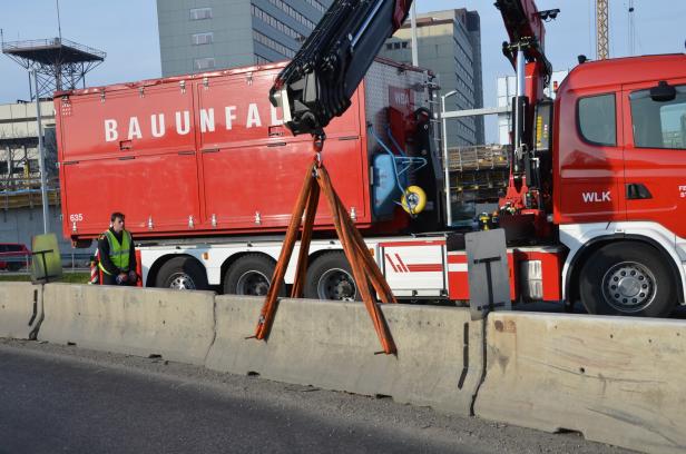 Schwertransporter blieb beim Knoten Prater stecken