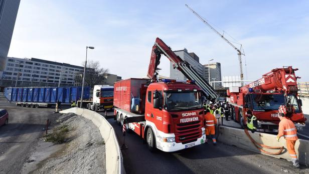 Schwertransporter blieb beim Knoten Prater stecken