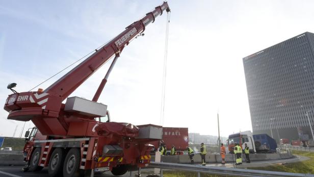 Schwertransporter blieb beim Knoten Prater stecken