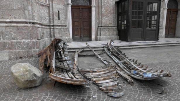 "Zerschelltes" Kunstboot vor Dom wurde komplett zerlegt