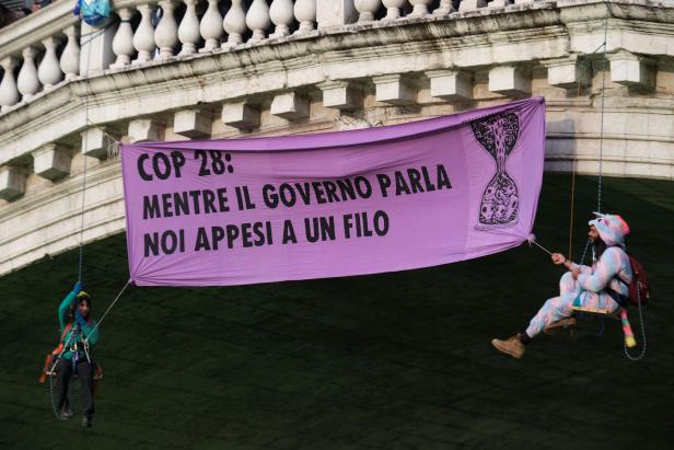 Klimaaktivisten färben Venedigs Canal Grande grün