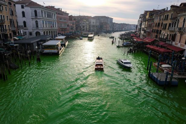 Klimaaktivisten färben Venedigs Canal Grande grün