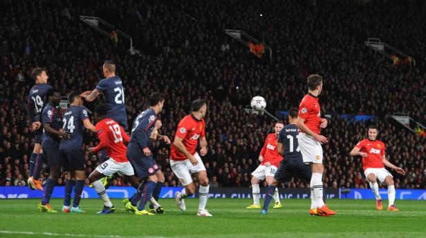 Fußballspieler von Manchester United und Olympiakos Piräus während eines Champions-League-Spiels.