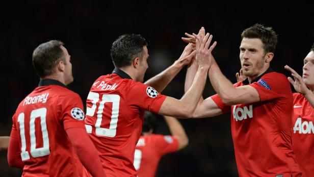 Fußballspieler von Manchester United feiern gemeinsam auf dem Spielfeld.