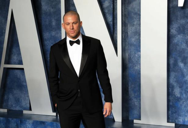 Channing Tatum posiert in einem schwarzen Smoking mit Fliege.