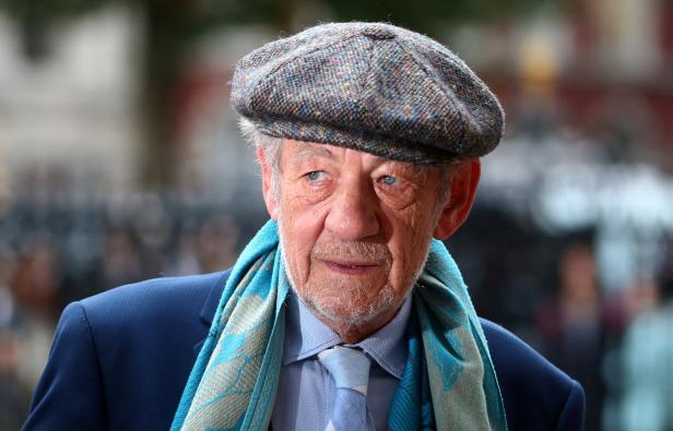 Porträt von Ian McKellen mit Schiebermütze und blauem Schal.